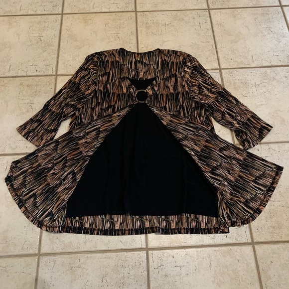 Stylish Printed O-Ring Overlay Top - Made in Canada - Size 1X - Picture 2 of 8